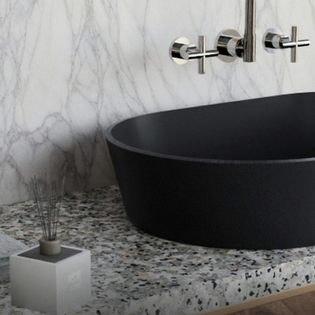 Salle de bain avec baignoire noire